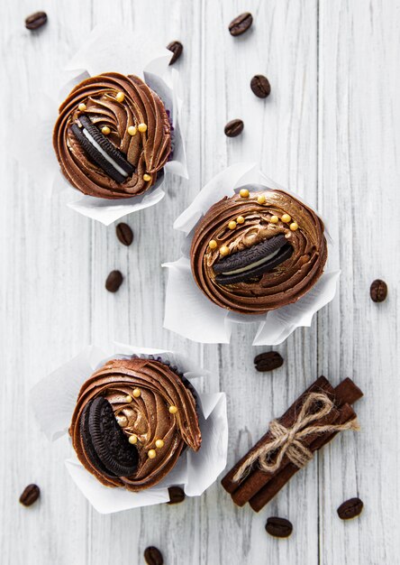 Pastelitos de chocolate en madera blanca