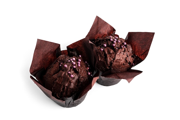Pastelitos de chocolate con mermelada de cereza aislado sobre un fondo blanco. Muffin de chocolate. foto de alta calidad