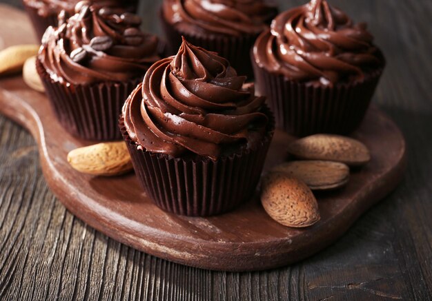 Pastelitos de chocolate con nueces en tabla de cortar