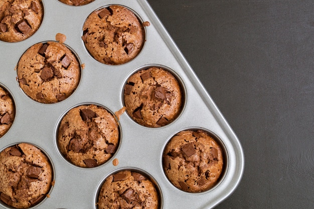 Pastelitos de chocolate con trozos de chocolate en una fuente para horno