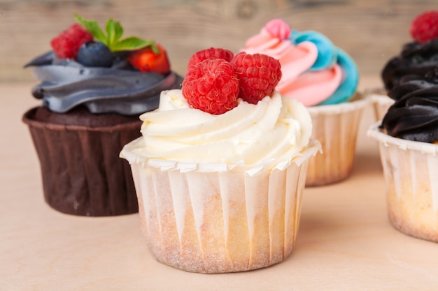 Pastelitos de colores con diferentes gustos. pequeños pasteles bonitos