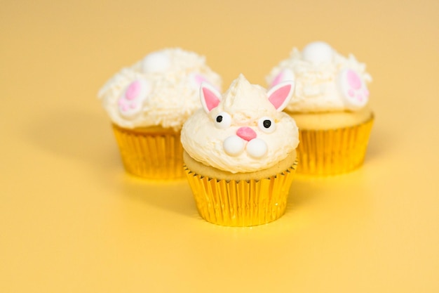 Pastelitos de conejito de Pascua sobre fondo amarillo.