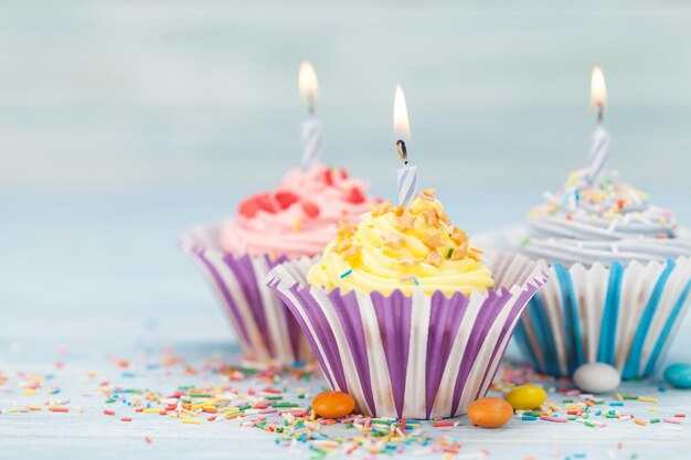 Pastelitos dulces con velas