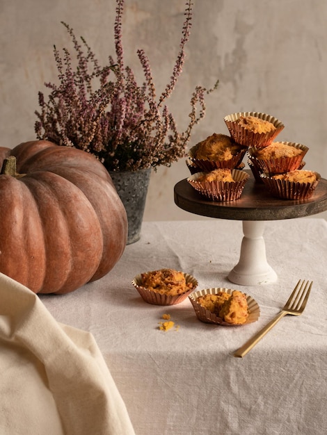 Pastelitos de especias de calabaza decorados con concepto de naturaleza muerta de otoño de calabaza