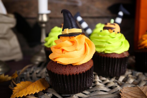 Foto pastelitos de halloween en estera de mimbre en la mesa