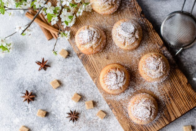 Pastelitos recién horneados con azúcar en polvo