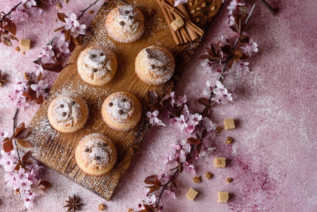 Pastelitos recién horneados de harina de arroz con plátano y vainilla con una taza de chocolate caliente. Delicioso desayuno vigorizante con chocolate caliente y pastelitos.