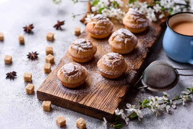 Pastelitos recién horneados de harina de arroz con plátano y vainilla con una taza de chocolate caliente. Delicioso desayuno vigorizante con chocolate caliente y pastelitos.