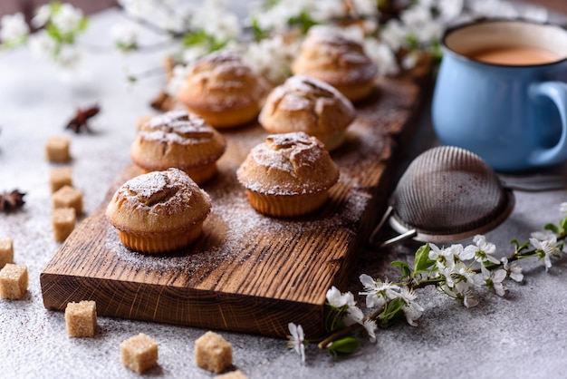 Pastelitos recién horneados de harina de arroz con plátano y vainilla con una taza de chocolate caliente. Delicioso desayuno vigorizante con chocolate caliente y pastelitos.