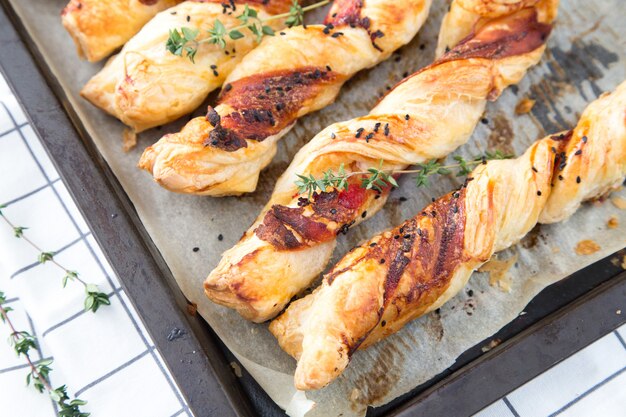 Pastelitos de tocino con sésamo negro y tomillo.