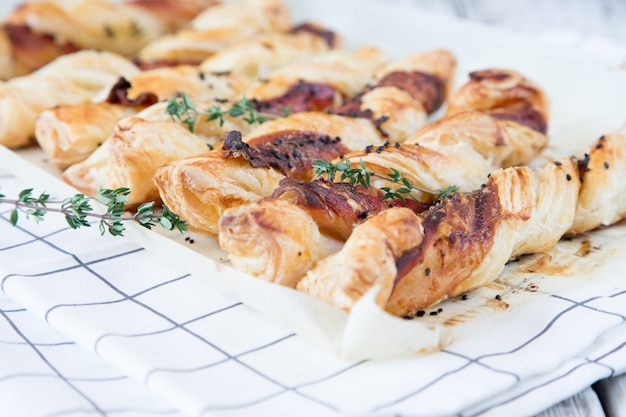 Pastelitos de tocino con sésamo negro y tomillo.