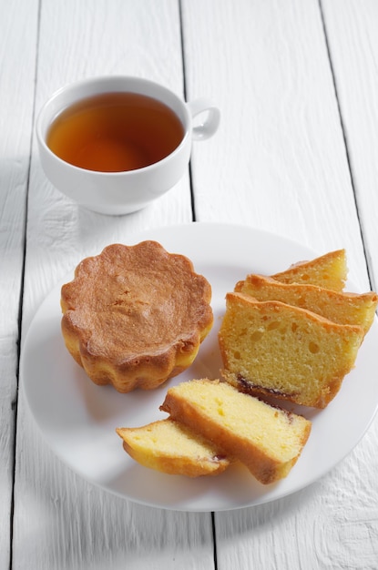 Pastelitos de vainilla y té