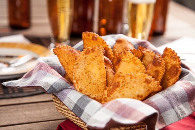 Pastell, ein brasilianischer Snack, mit einer Bar