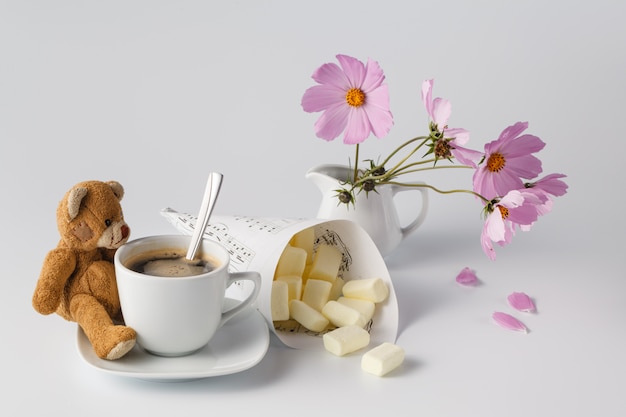 Pastell Marshmallow mit Kaffee