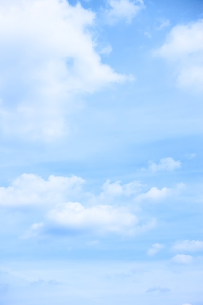 Foto pastellblauer himmel mit hellen wolken - vertikaler hintergrund