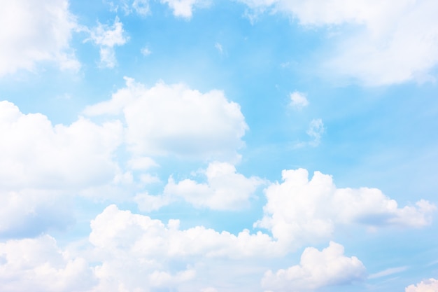 Pastellblauer Himmel mit weißen Haepwolken - Sommerwolkenlandschaft,