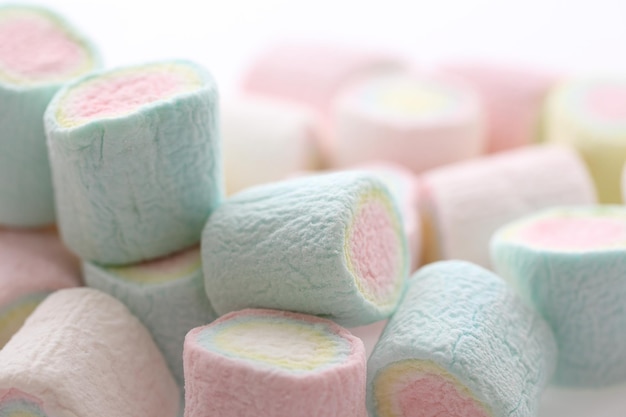 Foto pastellfarbene marshmallows isoliert auf weißem hintergrund