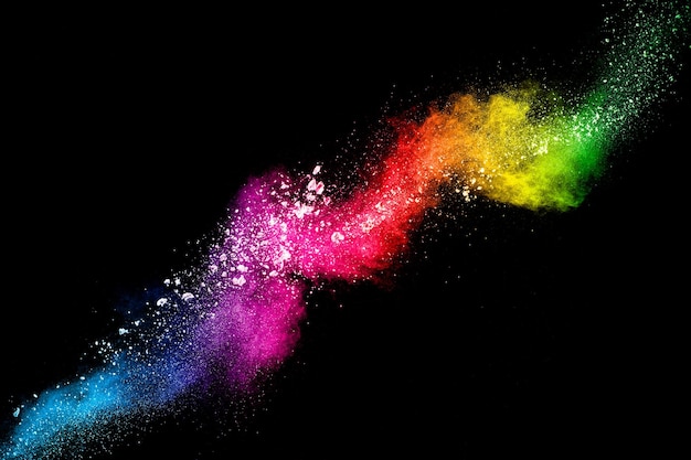 Pastellfarbene Staubpartikel spritzen Bunte Pulverexplosion auf schwarzem Hintergrund
