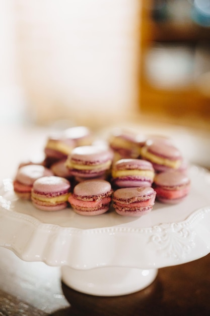 Pastellmakronen-Kuchen stehen auf einem Drehteller mit Zuckerguss