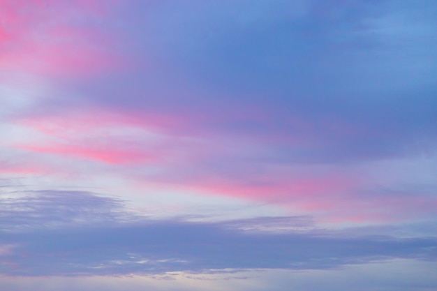 Pastellsonnenunterganghimmel in rosa Lila und Blau