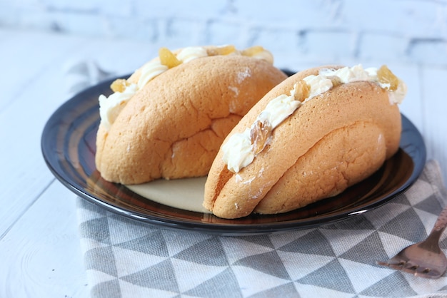 Pastete Sahnekuchen auf Teller auf Tisch,