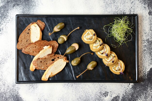 Pastetenröllchen mit Kapern und Croutons