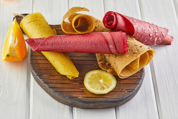 Pastilla dulce de frutas puras en rollitos con cítricos y té con limón. Dulces saludables -