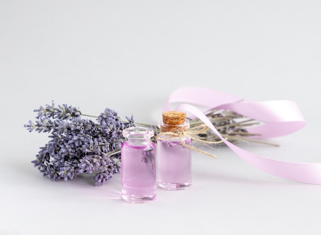 Pastilla de jabón de aceite de lavanda perfumado con un ramo seco de toallas blancas de lavanda