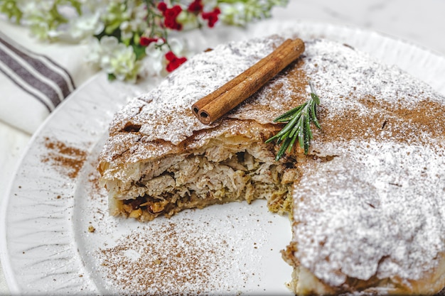 Pastilla marroquí tradicional casera o bastilla de pollo. Comida halal. Concepto de cocina árabe