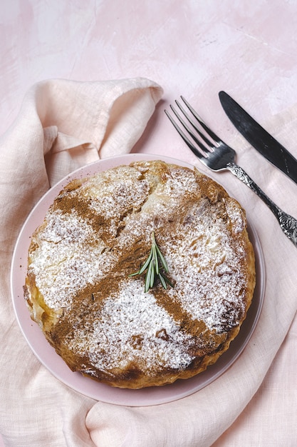 Pastilla marroquina tradicional caseira ou bastilla de frango. Comida halal. Conceito de cozinha árabe