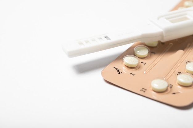 Pastillas anticonceptivas ampollas sobre un fondo blanco.