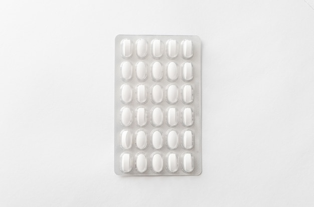 Pastillas blancas en un blister sobre la mesa