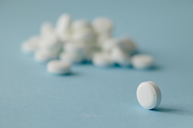 pastillas blancas sobre un fondo azul