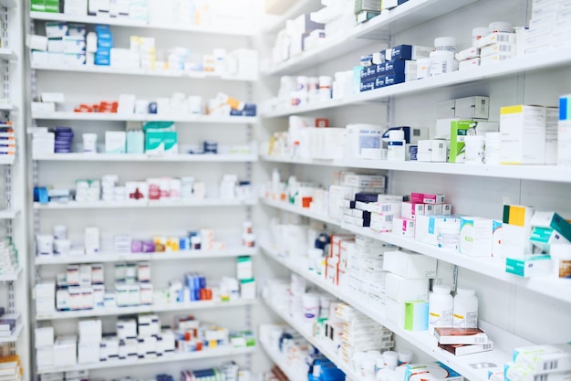 Pastillas y cajas de farmacia con estantería de tiendas de atención médica y medicamentos recetados Tienda minorista médica y suministro de suplementos de salud vitaminas y minerales para la vitalidad y el bienestar Dispensario