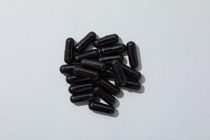 Pastillas de carbón activado sobre un fondo blanco