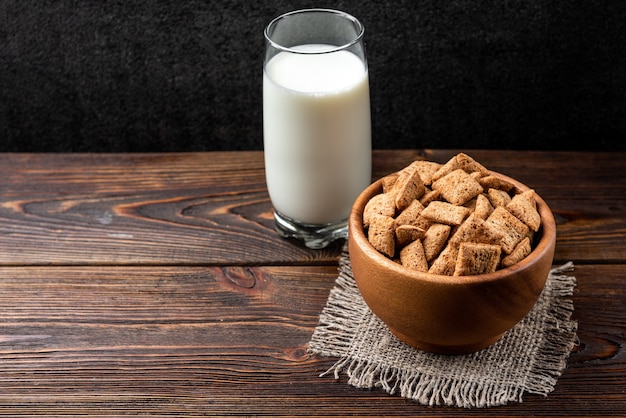 Pastillas de chocolate deshidratadas para el desayuno con vaso de leche