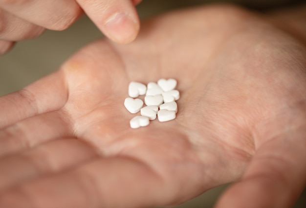 Pastillas de colores y medicinas en la mano