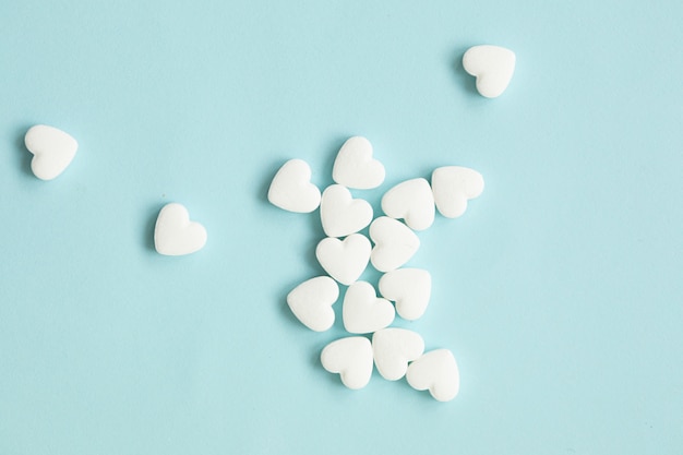 Pastillas como un corazón en azul