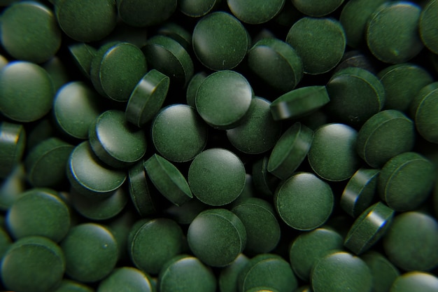 Pastillas de espirulina verde fondo de algas espirulina tabletas verdes