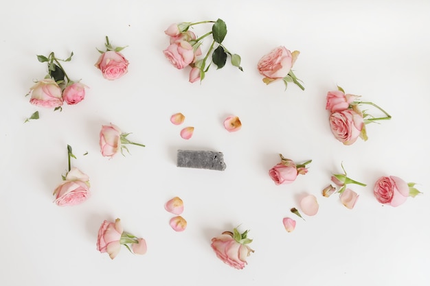 Pastillas de jabón floral artesanal con rosas sobre superficie blanca
