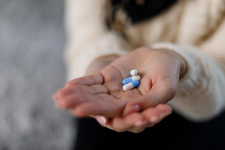 Pastillas en mano femenina