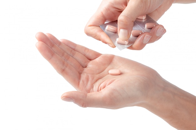 Pastillas en mano de mujer