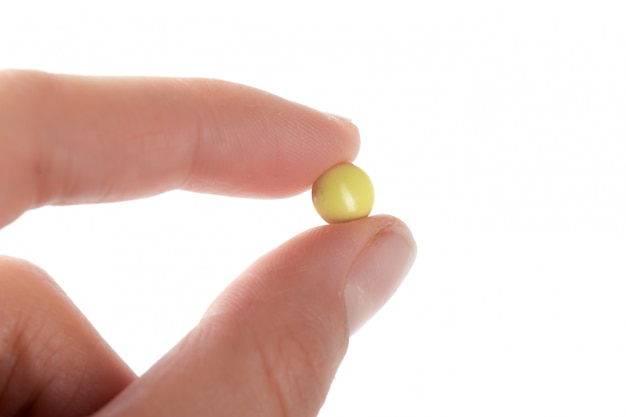 Pastillas en mano de mujer