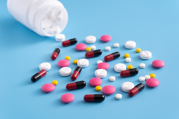 pastillas de medicina sobre fondo azul Copiar espacio para texto Assorted pharmaceutical Comida sana, Lifes