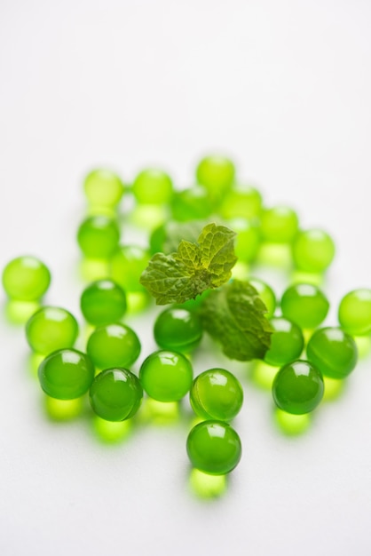 Pastillas de pudina o menta con hojas frescas. Es una medicina ayurvédica para la indigestión, los gases y la acidez.