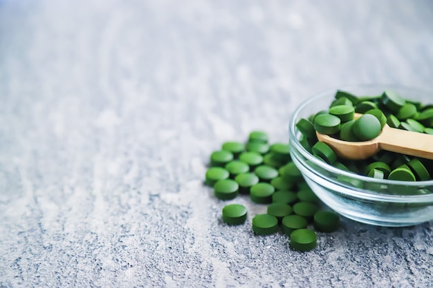 Pastillas verdes de Clorella y Espirulina. Bebida de enfoque selectivo