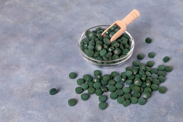 Pastillas verdes de espirulina o clorella