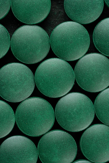 Pastillas verdes spirulina macro foto de pastillas verdes