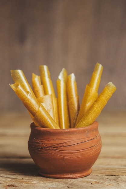 Pastille früchte als ersatz für süßigkeiten. richtige ernährung. diät. tee-snack.