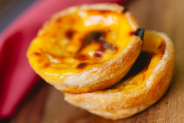 Pastis de Belm o Pastis de Nata sobre una tabla de madera lista para comer